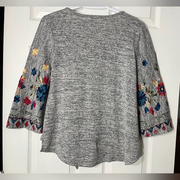 Fig and Flower Boho Embroidered Bell Sleeve Top Gray Womens PM - Picture 3 of 9